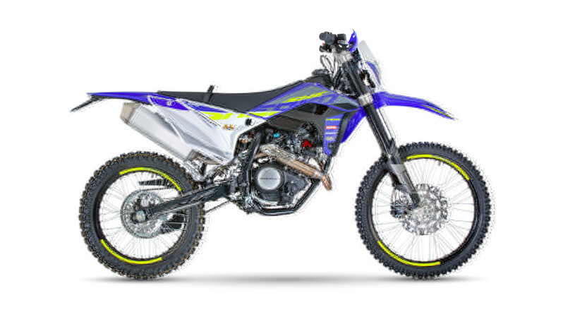01-125-4T-SE-enduro-1200×801-1